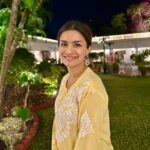 Avneet Kaur Instagram - Tere naino ke aage toh taare bhi sharmayen 💛🪷 #nofilter #bhopaldiaries Jehan Numa Palace Hotel