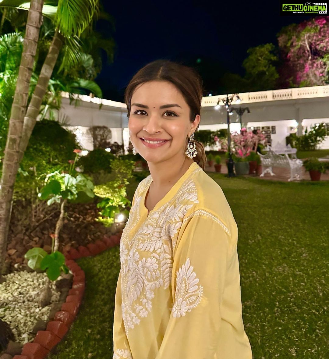 Avneet Kaur Instagram - Tere naino ke aage toh taare bhi sharmayen 💛🪷 #nofilter #bhopaldiaries Jehan Numa Palace Hotel