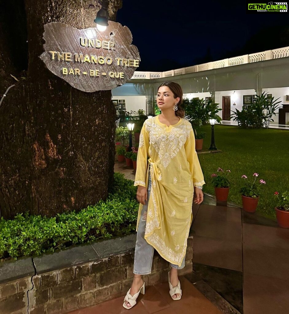 Avneet Kaur Instagram - Tere naino ke aage toh taare bhi sharmayen 💛🪷 #nofilter #bhopaldiaries Jehan Numa Palace Hotel