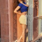 Avneet Kaur Instagram - You’re so golden 💙 Mua and 📷- @sachinmakeupartist1 Hair- @siddhi_hairstylist Madhya Pradesh