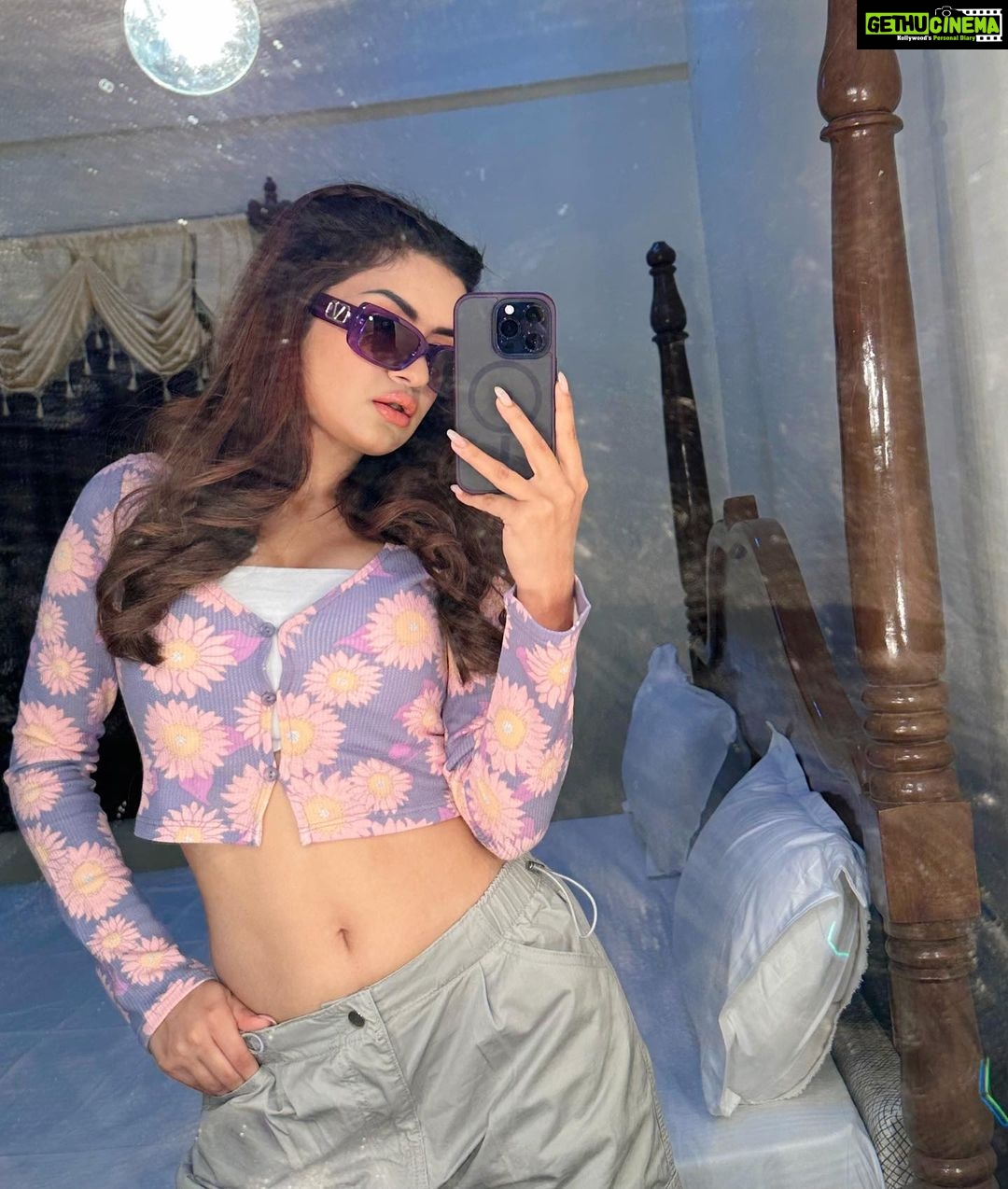 Avneet Kaur Instagram - My baby girl so pretty, she the coldest in the city.👅💜💕🌻 (my mom got me this top 🥹) Madhya Pradesh