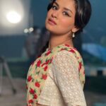 Avneet Kaur Instagram - Qudrat ki banayi sabse khoobsoorat cheez kya hai? - Khwaab ♥️✨ #Tiku #TikuWedsSheru