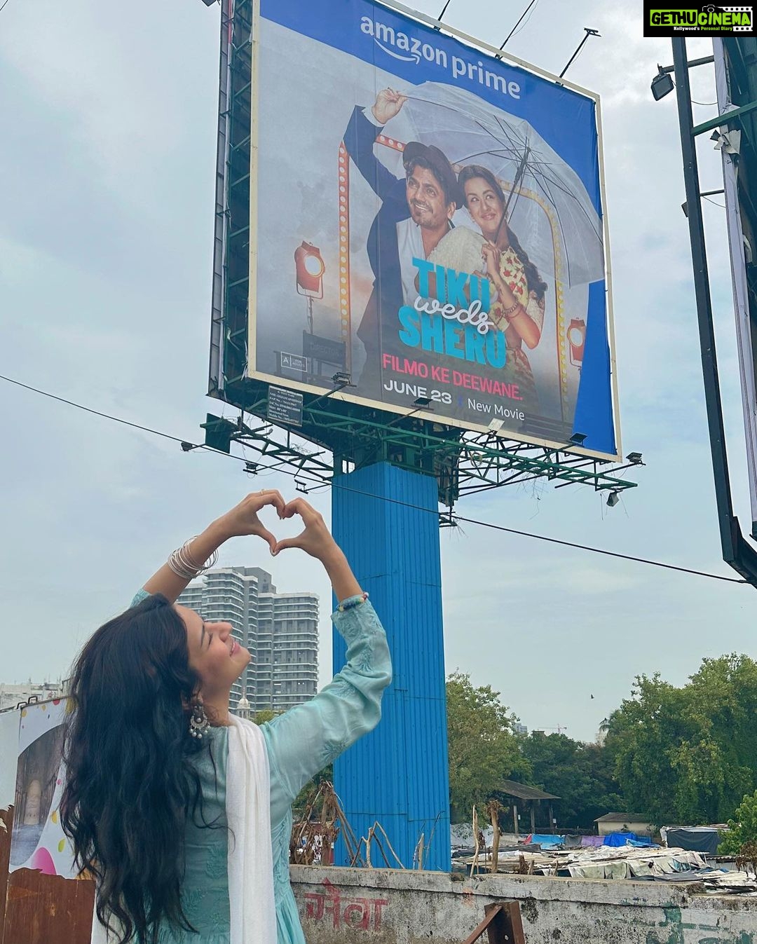 Avneet Kaur Instagram - 12 years ago, I came to this city of dreams which I now call my home Mumbai, just as a contestant for a dance reality show. We didn’t have a roof, we changed multiple homes as and when opportunity came in. My parents did long distance for me. We travelled for hours in buses, trains, scooters just to get an audition done. And after these many years, to finally see myself on a hoarding feels nothing but a dream. Finally mein heroine ban gayi. Thank you @manikarnikafilms @kanganaranaut for making this possible. Mumbai Meri jaan, you surely are a place where dreams come true!🥹✨ Mumbai - The City of Dreams