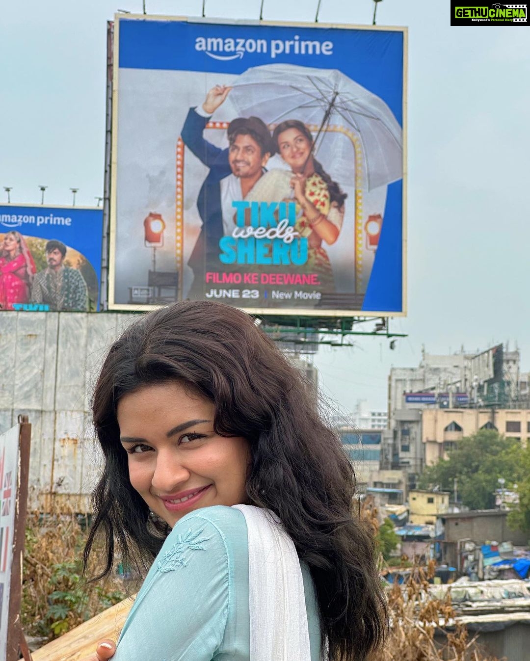 Avneet Kaur Instagram - 12 years ago, I came to this city of dreams which I now call my home Mumbai, just as a contestant for a dance reality show. We didn’t have a roof, we changed multiple homes as and when opportunity came in. My parents did long distance for me. We travelled for hours in buses, trains, scooters just to get an audition done. And after these many years, to finally see myself on a hoarding feels nothing but a dream. Finally mein heroine ban gayi. Thank you @manikarnikafilms @kanganaranaut for making this possible. Mumbai Meri jaan, you surely are a place where dreams come true!🥹✨ Mumbai - The City of Dreams