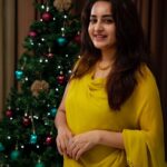 Bhama Instagram - MERRY CHRISTMAS 💛 Costume : @vaasuki_by_bhamaa 💛 Pic: @paul319581 😇