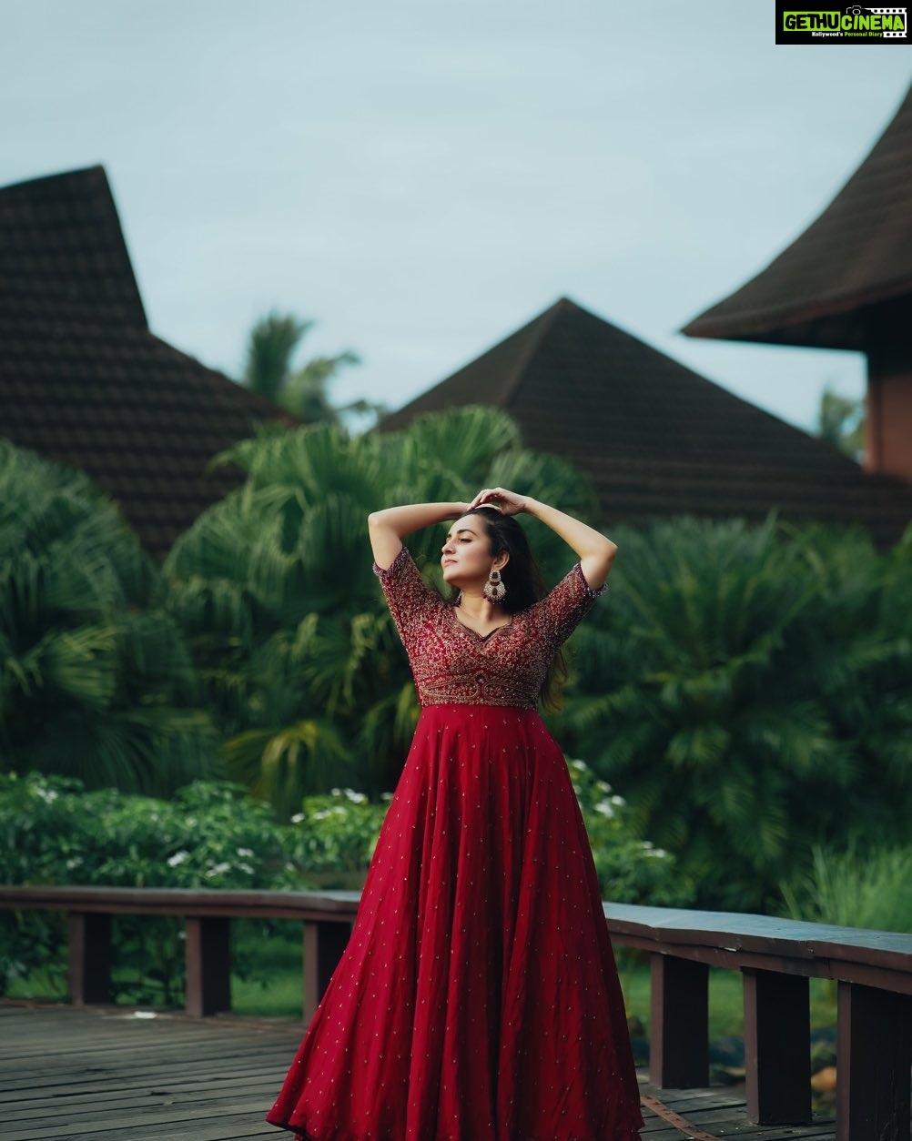 Bhama Instagram - I wonβt let pain turn my heart into something ugly. I will show you that Surviving can be Beautiful π @jazaashdesignstudio π @zak_weddings π @makeoverbyhayahakeem_ π @whitepearl__fancy π The Lalit Resort & Spa Bekal