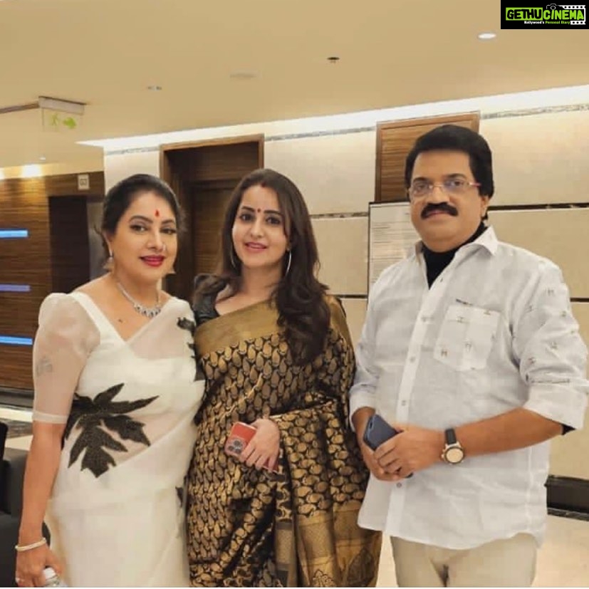 Bhama Instagram - 💙 @lekhamg @mgsreekumar25 Bangalore Bangalore, India