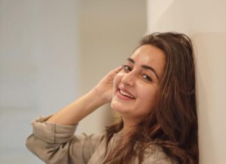 Bhama Instagram - Smileeee 😉 @ajinfotokada 🫰