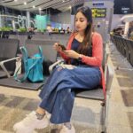 Bhanu Sri Mehra Instagram - Traveling time ⏲️ #travel #time #busywithphone #instagram #bhanusree🔥❤️ #love
