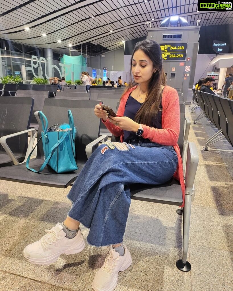 Bhanu Sri Mehra Instagram - Traveling time ⏲️ #travel #time #busywithphone #instagram #bhanusree🔥❤️ #love