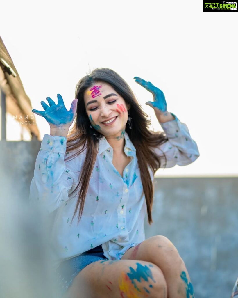Bhanu Sri Mehra Instagram - May God gift you color's of life, joy, happiness, friendship, love ❤️ and all the other colors you want to paint 🎨 in your life ✨️ "HAPPY HOLI 2023" Click : @manoj_gangula Make up & Hairstyle: @deepthimakeoverartistry #holli #festival #colors #happiness #peace #enjoylife #behappy #bhanusree🔥❤️ #hybridpilla
