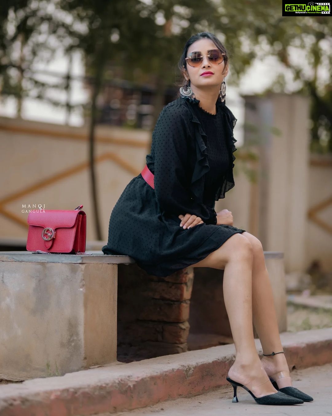 Bhanu Sri Mehra Instagram - Look for the magic every moment ✨️ 🖤 Click: @manoj_gangula Makeup and Hairstyle: @shrad_dhamakeovers #bepositive ##trynewlooks #stylishlook #telugupilla #tollywoodactress #instsgramfashion #bhanusree🔥❤️
