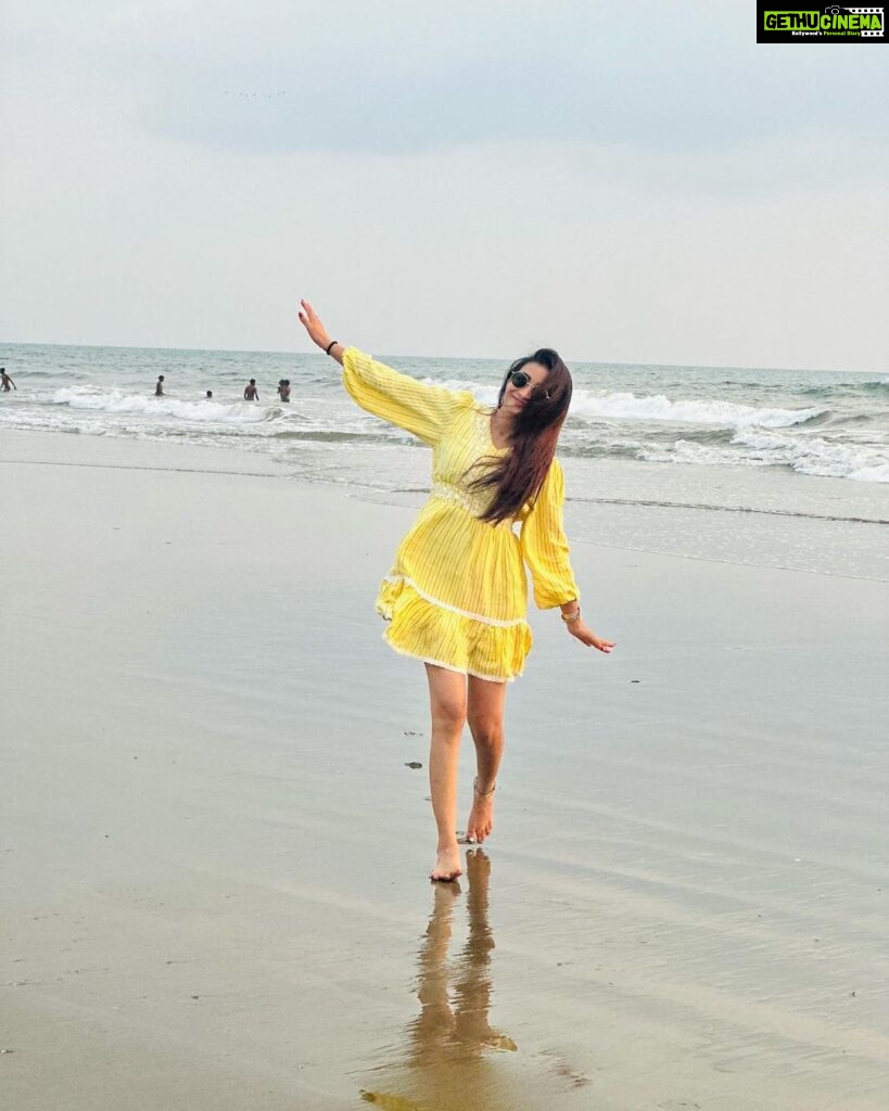 Bhanu Sri Mehra Instagram - 💛 Credit’s: @adv.harikagoud #goa #beach #goabeach #bhanusree🔥❤ #selflove #positivevibes #only #peace #happy