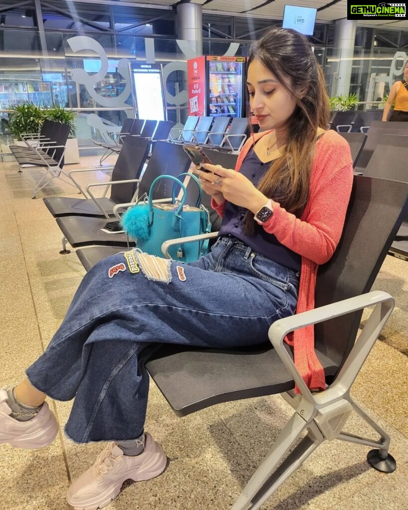 Bhanu Sri Mehra Instagram - Traveling time ⏲️ #travel #time #busywithphone #instagram #bhanusree🔥❤️ #love