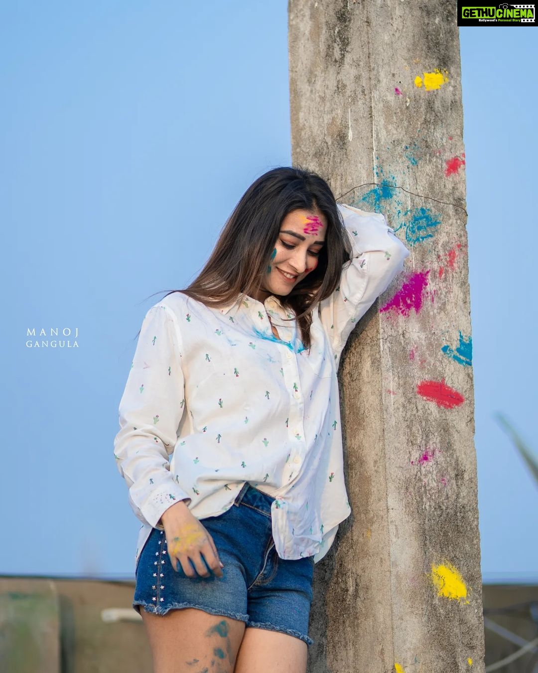 Bhanu Sri Mehra Instagram - May God gift you color's of life, joy, happiness, friendship, love ❤️ and all the other colors you want to paint 🎨 in your life ✨️ "HAPPY HOLI 2023" Click : @manoj_gangula Make up & Hairstyle: @deepthimakeoverartistry #holli #festival #colors #happiness #peace #enjoylife #behappy #bhanusree🔥❤️ #hybridpilla