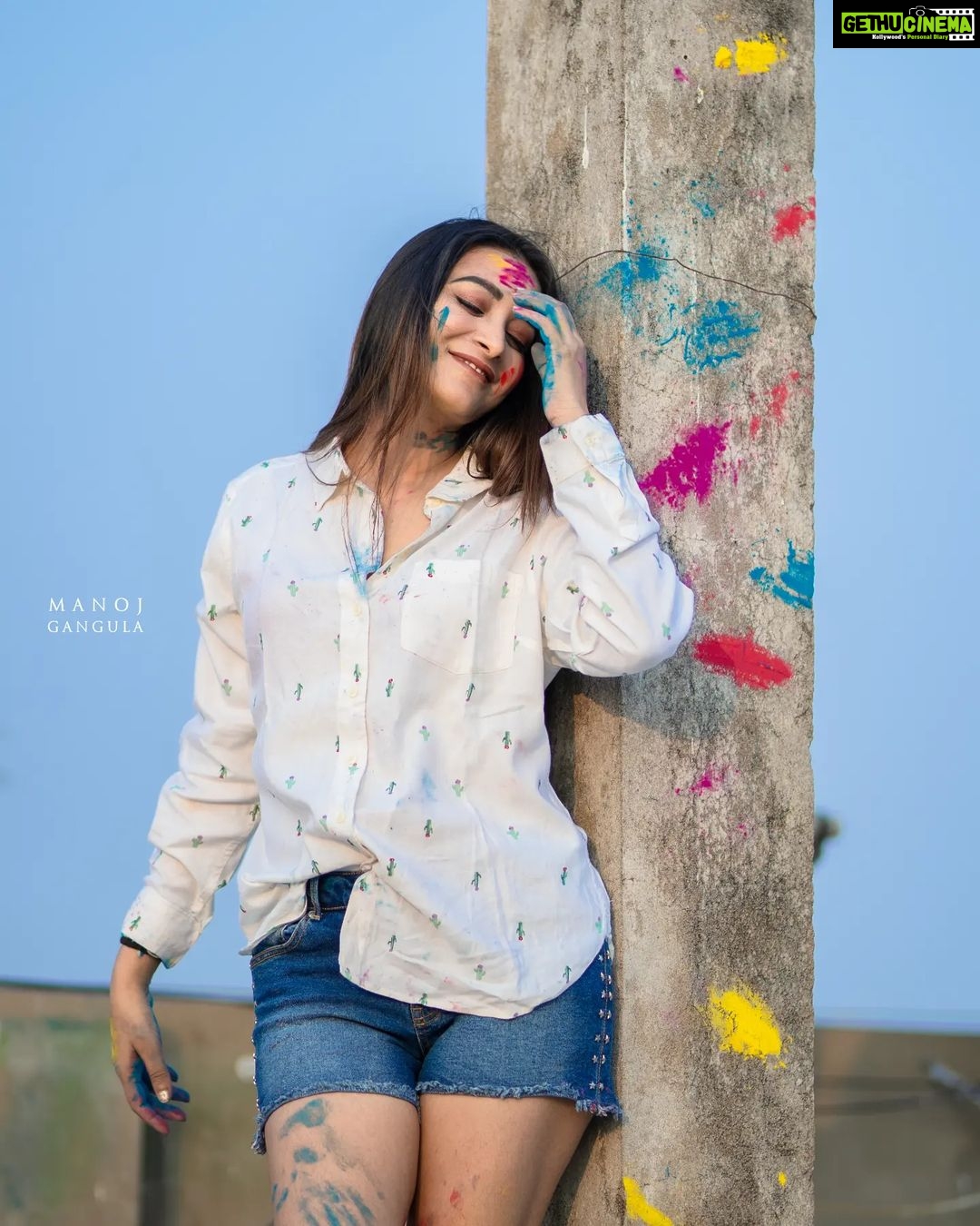 Bhanu Sri Mehra Instagram - May God gift you color's of life, joy, happiness, friendship, love ❤️ and all the other colors you want to paint 🎨 in your life ✨️ "HAPPY HOLI 2023" Click : @manoj_gangula Make up & Hairstyle: @deepthimakeoverartistry #holli #festival #colors #happiness #peace #enjoylife #behappy #bhanusree🔥❤️ #hybridpilla