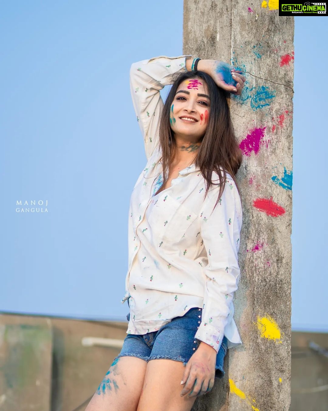 Bhanu Sri Mehra Instagram - May God gift you color's of life, joy, happiness, friendship, love ❤️ and all the other colors you want to paint 🎨 in your life ✨️ "HAPPY HOLI 2023" Click : @manoj_gangula Make up & Hairstyle: @deepthimakeoverartistry #holli #festival #colors #happiness #peace #enjoylife #behappy #bhanusree🔥❤️ #hybridpilla