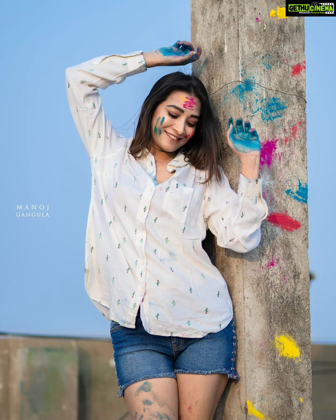 Bhanu Sri Mehra Instagram - May God gift you color's of life, joy, happiness, friendship, love ❤️ and all the other colors you want to paint 🎨 in your life ✨️ "HAPPY HOLI 2023" Click : @manoj_gangula Make up & Hairstyle: @deepthimakeoverartistry #holli #festival #colors #happiness #peace #enjoylife #behappy #bhanusree🔥❤️ #hybridpilla