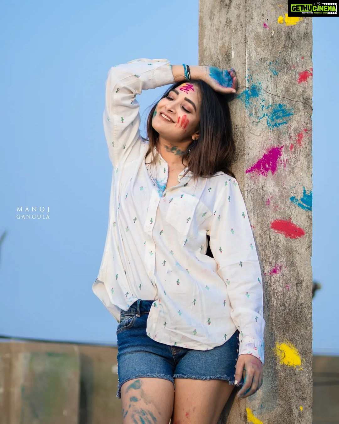 Bhanu Sri Mehra Instagram - May God gift you color's of life, joy, happiness, friendship, love ❤️ and all the other colors you want to paint 🎨 in your life ✨️ "HAPPY HOLI 2023" Click : @manoj_gangula Make up & Hairstyle: @deepthimakeoverartistry #holli #festival #colors #happiness #peace #enjoylife #behappy #bhanusree🔥❤️ #hybridpilla