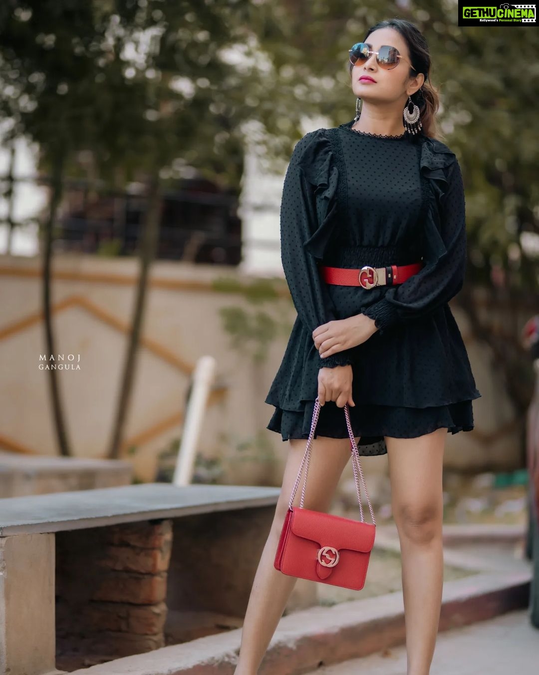 Bhanu Sri Mehra Instagram - Look for the magic every moment ✨️ 🖤 Click: @manoj_gangula Makeup and Hairstyle: @shrad_dhamakeovers #bepositive ##trynewlooks #stylishlook #telugupilla #tollywoodactress #instsgramfashion #bhanusree🔥❤️