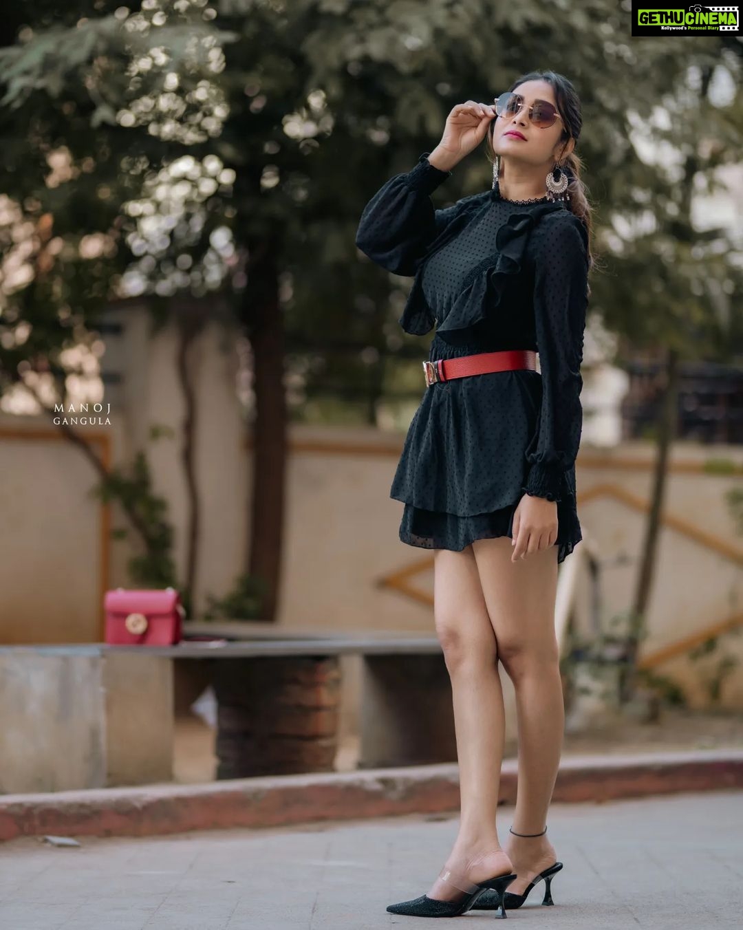 Bhanu Sri Mehra Instagram - Look for the magic every moment ✨️ 🖤 Click: @manoj_gangula Makeup and Hairstyle: @shrad_dhamakeovers #bepositive ##trynewlooks #stylishlook #telugupilla #tollywoodactress #instsgramfashion #bhanusree🔥❤️
