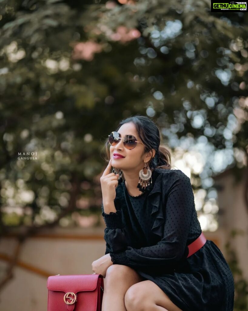 Bhanu Sri Mehra Instagram - Look for the magic every moment ✨️ 🖤 Click: @manoj_gangula Makeup and Hairstyle: @shrad_dhamakeovers #bepositive ##trynewlooks #stylishlook #telugupilla #tollywoodactress #instsgramfashion #bhanusree🔥❤️