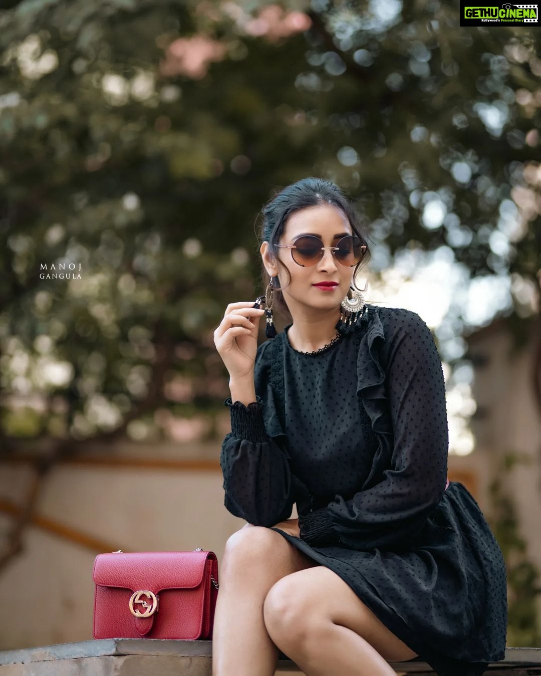 Bhanu Sri Mehra Instagram - Look for the magic every moment ✨️ 🖤 Click: @manoj_gangula Makeup and Hairstyle: @shrad_dhamakeovers #bepositive ##trynewlooks #stylishlook #telugupilla #tollywoodactress #instsgramfashion #bhanusree🔥❤️