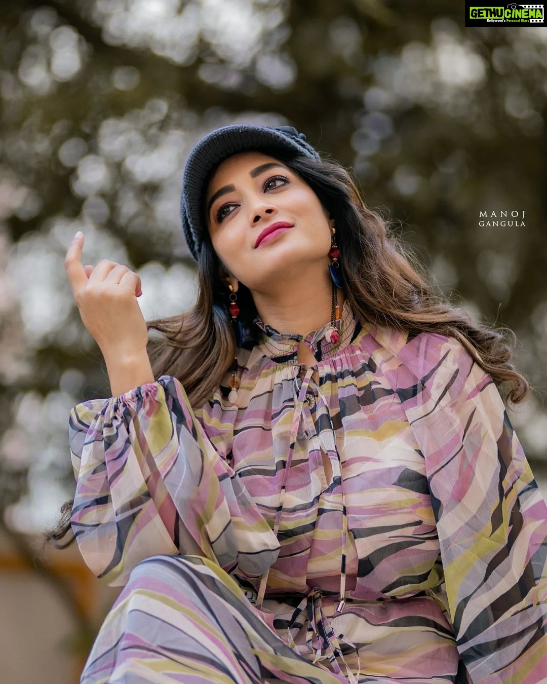 Bhanu Sri Mehra Instagram - Look for the magic every moment ✨️ Click: @manoj_gangula Make up: @shrad_dhamakeovers Hairstyle: @shrad_dhamakeovers #newclick #actorslife #busy #instsgram #instsgramfashion #telugupilla #bhanusree🔥❤️ #hybridpilla