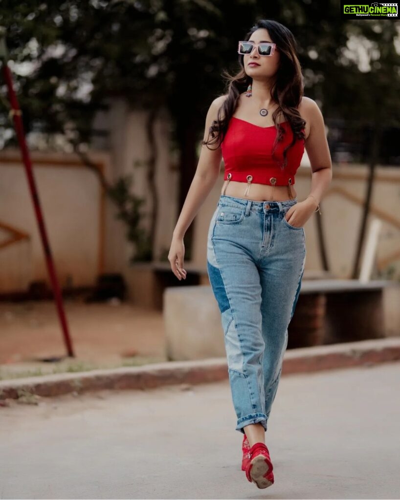 Bhanu Sri Mehra Instagram - She acts like summer ☀️ and walk like rain 🌧 📸: @manoj_gangula Make up : @shrad_dhamakeovers Hairstyle: @shrad_dhamakeovers #instalove #newclick #newlooks #selflove #bepositive #redandblue #bhanusree🔥❤️ #hybridpilla #instagram