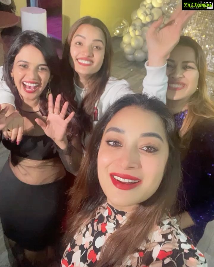 Bhanu Sri Mehra Instagram - Last night birthday party 🥳 @ariyanaglory @sipligunjrahul @rollrida @bindu_madhavii @sirihanmanth @inayasulthanaofficial #birthday #night #happyfaces #lastnight #party #instagram #instafashion #bhanusree🔥❤️ #hybridpilla