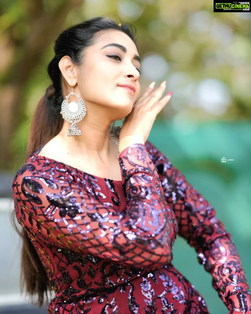 Bhanu Sri Mehra Instagram - Be yourself there's no one better ✨️ Wearing: @kalpana_vogeti Pic 📸: @snaplica_official @sonus_drone Earrings: @pretty.jewelbox #loveliness #bepositive #cool #happy #bhanusree🔥❤️ #newclick #instsgramlover💕