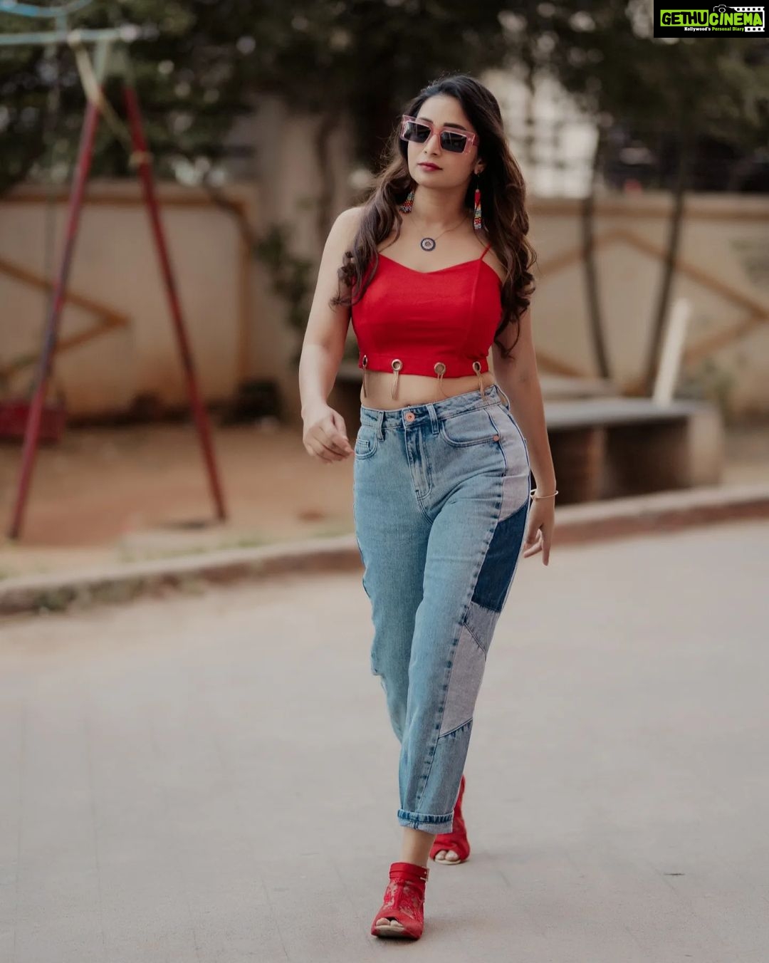 Bhanu Sri Mehra Instagram - She acts like summer ☀️ and walk like rain 🌧 📸: @manoj_gangula Make up : @shrad_dhamakeovers Hairstyle: @shrad_dhamakeovers #instalove #newclick #newlooks #selflove #bepositive #redandblue #bhanusree🔥❤️ #hybridpilla #instagram