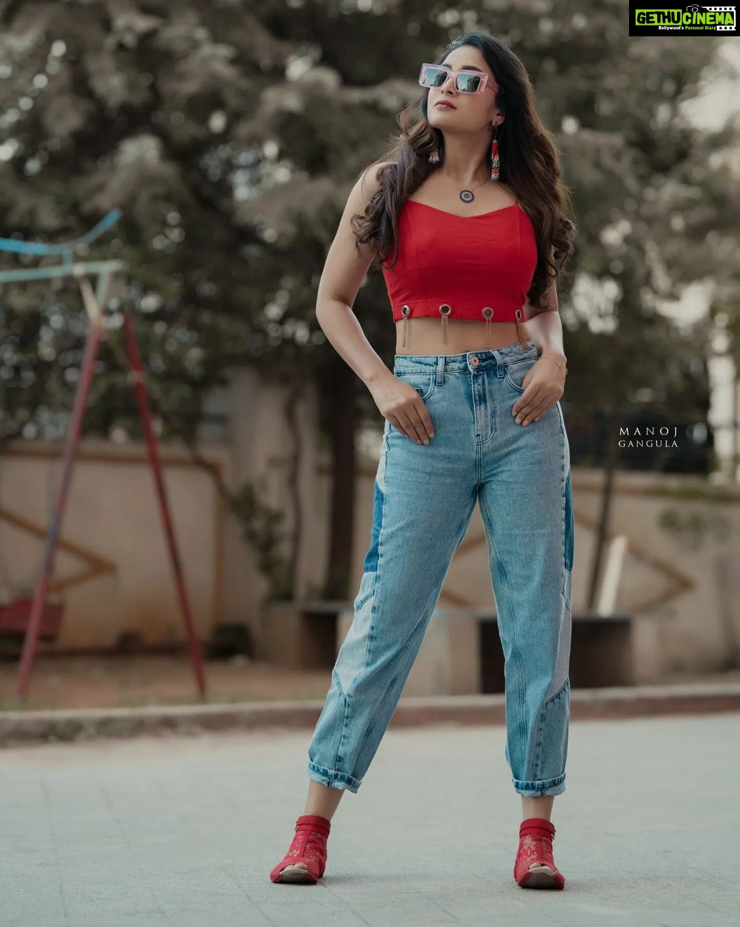 Bhanu Sri Mehra Instagram - She acts like summer ☀️ and walk like rain 🌧 📸: @manoj_gangula Make up : @shrad_dhamakeovers Hairstyle: @shrad_dhamakeovers #instalove #newclick #newlooks #selflove #bepositive #redandblue #bhanusree🔥❤️ #hybridpilla #instagram