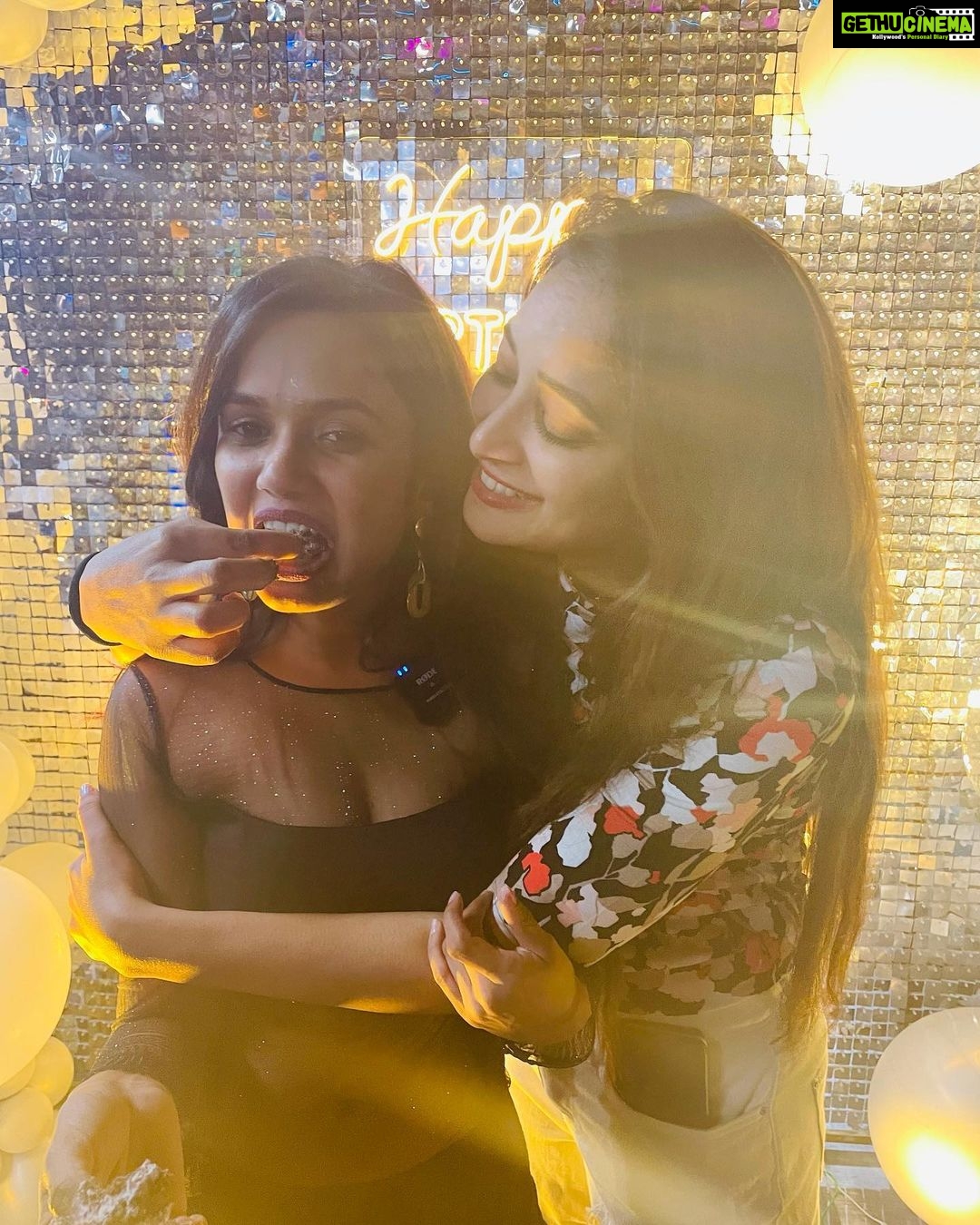 Bhanu Sri Mehra Instagram - Last night birthday party 🥳 @ariyanaglory @sipligunjrahul @rollrida @bindu_madhavii @sirihanmanth @inayasulthanaofficial #birthday #night #happyfaces #lastnight #party #instagram #instafashion #bhanusree🔥❤️ #hybridpilla