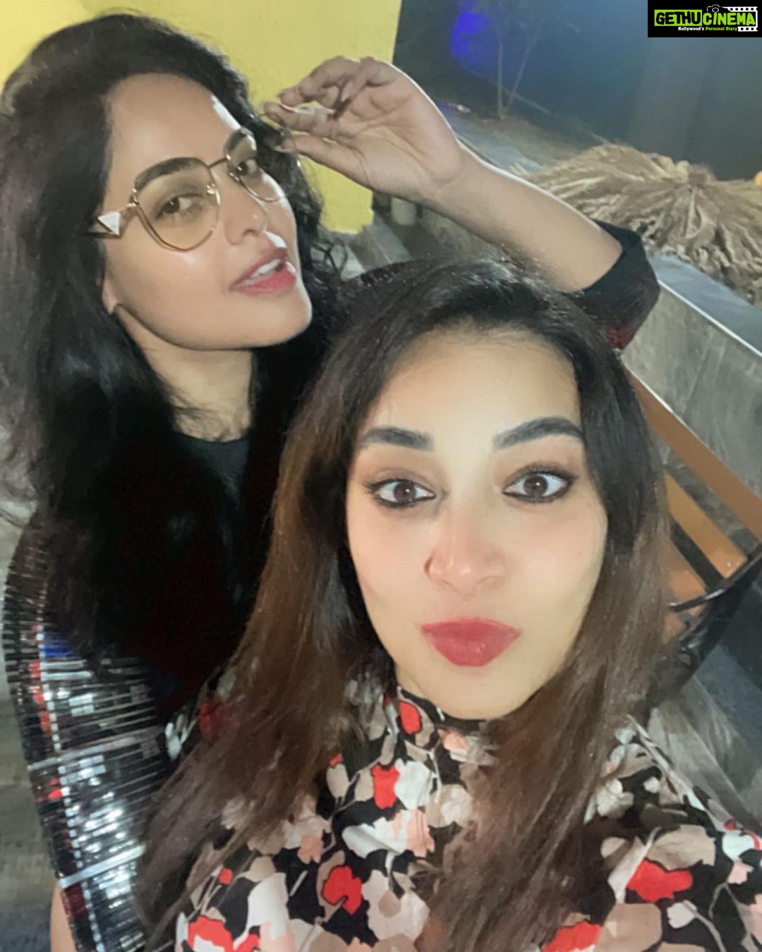 Bhanu Sri Mehra Instagram - Last night birthday party 🥳 @ariyanaglory @sipligunjrahul @rollrida @bindu_madhavii @sirihanmanth @inayasulthanaofficial #birthday #night #happyfaces #lastnight #party #instagram #instafashion #bhanusree🔥❤️ #hybridpilla