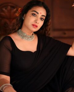 Bhanu Sri Mehra Instagram - Gungubhaikathiawadi in blacksaree 🖤 

Pic : @snaplica_official @sonus_drone 

Wearing : @kalpana_vogeti 
Jewelry: @sahithivarma_official 
Location: @thefotogarage

#gangubaikathiawadi #bhanusree🔥❤️ #instsgramlover💕 #hybridpilla