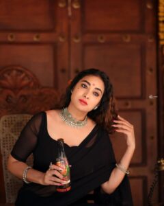 Bhanu Sri Mehra Instagram - Gungubhaikathiawadi in blacksaree 🖤 

Pic : @snaplica_official @sonus_drone 

Wearing : @kalpana_vogeti 
Jewelry: @sahithivarma_official 
Location: @thefotogarage

#gangubaikathiawadi #bhanusree🔥❤️ #instsgramlover💕 #hybridpilla