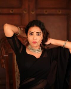 Bhanu Sri Mehra Instagram - Gungubhaikathiawadi in blacksaree 🖤 

Pic : @snaplica_official @sonus_drone 

Wearing : @kalpana_vogeti 
Jewelry: @sahithivarma_official 
Location: @thefotogarage

#gangubaikathiawadi #bhanusree🔥❤️ #instsgramlover💕 #hybridpilla