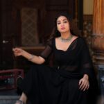 Bhanu Sri Mehra Instagram - Gungubhaikathiawadi in blacksaree 🖤 Pic : @snaplica_official @sonus_drone Wearing : @kalpana_vogeti Jewelry: @sahithivarma_official Location: @thefotogarage #gangubaikathiawadi #bhanusree🔥❤️ #instsgramlover💕 #hybridpilla