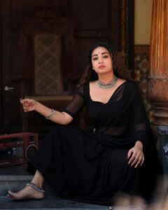Bhanu Sri Mehra Instagram - Gungubhaikathiawadi in blacksaree 🖤 

Pic : @snaplica_official @sonus_drone 

Wearing : @kalpana_vogeti 
Jewelry: @sahithivarma_official 
Location: @thefotogarage

#gangubaikathiawadi #bhanusree🔥❤️ #instsgramlover💕 #hybridpilla