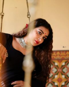 Bhanu Sri Mehra Instagram - Gungubhaikathiawadi in blacksaree 🖤 

Pic : @snaplica_official @sonus_drone 

Wearing : @kalpana_vogeti 
Jewelry: @sahithivarma_official 
Location: @thefotogarage

#gangubaikathiawadi #bhanusree🔥❤️ #instsgramlover💕 #hybridpilla