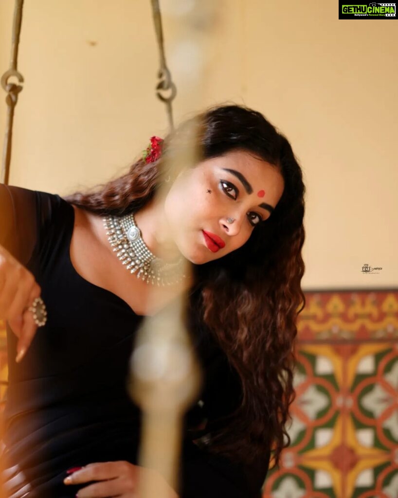 Bhanu Sri Mehra Instagram - Gungubhaikathiawadi in blacksaree 🖤 Pic : @snaplica_official @sonus_drone Wearing : @kalpana_vogeti Jewelry: @sahithivarma_official Location: @thefotogarage #gangubaikathiawadi #bhanusree🔥❤️ #instsgramlover💕 #hybridpilla