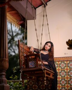 Bhanu Sri Mehra Instagram - Gungubhaikathiawadi in blacksaree 🖤 

Pic : @snaplica_official @sonus_drone 

Wearing : @kalpana_vogeti 
Jewelry: @sahithivarma_official 
Location: @thefotogarage

#gangubaikathiawadi #bhanusree🔥❤️ #instsgramlover💕 #hybridpilla