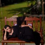Bhanu Sri Mehra Instagram - Gungubhaikathiawadi in blacksaree 🖤 Pic : @snaplica_official @sonus_drone Wearing : @kalpana_vogeti Jewelry: @sahithivarma_official Location: @thefotogarage #gangubaikathiawadi #bhanusree🔥❤️ #instsgramlover💕 #hybridpilla