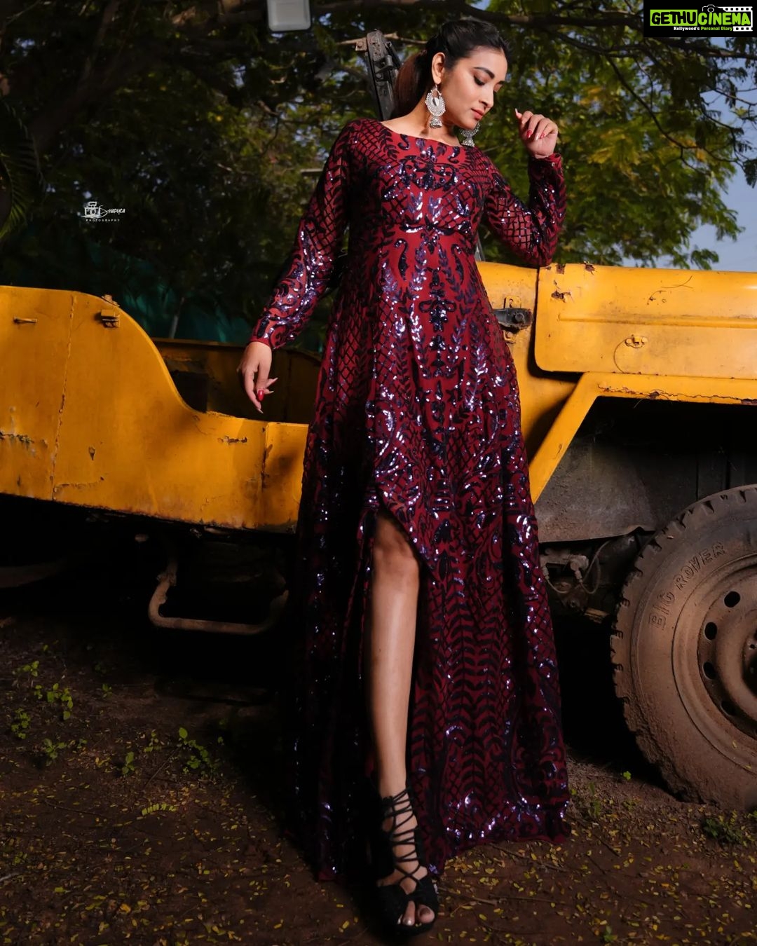 Bhanu Sri Mehra Instagram - Be yourself there's no one better ✨️ Wearing: @kalpana_vogeti Pic 📸: @snaplica_official @sonus_drone Earrings: @pretty.jewelbox #loveliness #bepositive #cool #happy #bhanusree🔥❤️ #newclick #instsgramlover💕