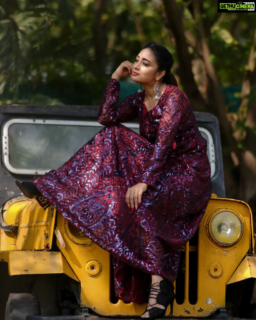 Bhanu Sri Mehra Instagram - Be yourself there's no one better ✨️ Wearing: @kalpana_vogeti Pic 📸: @snaplica_official @sonus_drone Earrings: @pretty.jewelbox #loveliness #bepositive #cool #happy #bhanusree🔥❤️ #newclick #instsgramlover💕