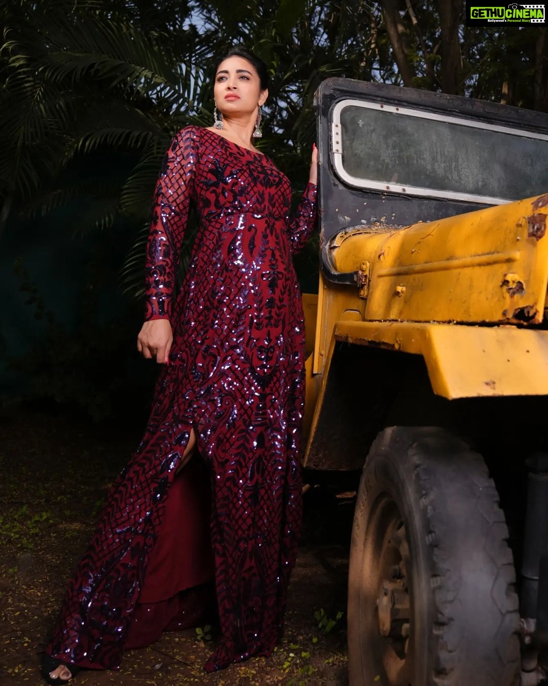 Bhanu Sri Mehra Instagram - Be yourself there's no one better ✨️ Wearing: @kalpana_vogeti Pic 📸: @snaplica_official @sonus_drone Earrings: @pretty.jewelbox #loveliness #bepositive #cool #happy #bhanusree🔥❤️ #newclick #instsgramlover💕