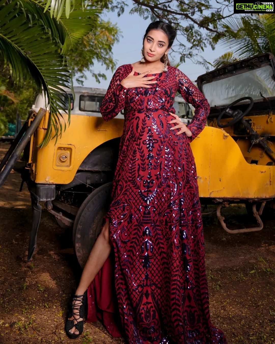 Bhanu Sri Mehra Instagram - Be yourself there's no one better ✨️ Wearing: @kalpana_vogeti Pic 📸: @snaplica_official @sonus_drone Earrings: @pretty.jewelbox #loveliness #bepositive #cool #happy #bhanusree🔥❤️ #newclick #instsgramlover💕