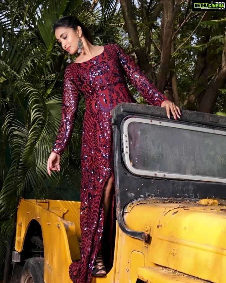 Bhanu Sri Mehra Instagram - Be yourself there's no one better ✨️ Wearing: @kalpana_vogeti Pic 📸: @snaplica_official @sonus_drone Earrings: @pretty.jewelbox #loveliness #bepositive #cool #happy #bhanusree🔥❤️ #newclick #instsgramlover💕