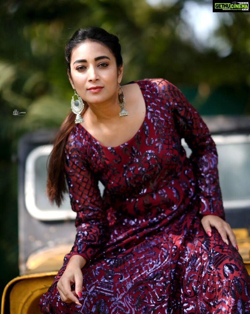 Bhanu Sri Mehra Instagram - Be yourself there's no one better ✨️ Wearing: @kalpana_vogeti Pic 📸: @snaplica_official @sonus_drone Earrings: @pretty.jewelbox #loveliness #bepositive #cool #happy #bhanusree🔥❤️ #newclick #instsgramlover💕